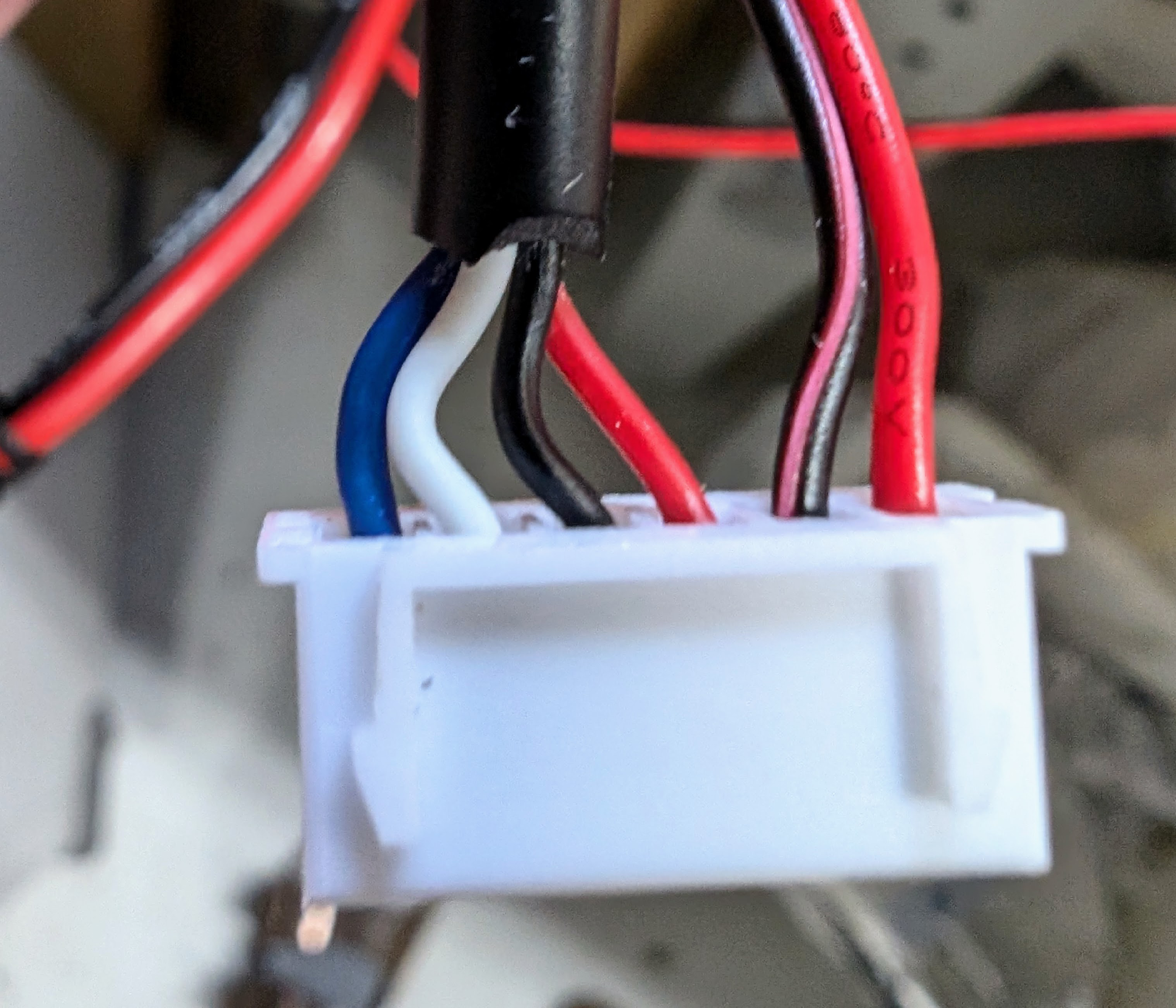 Wiring for heater/temperature-sensor connector