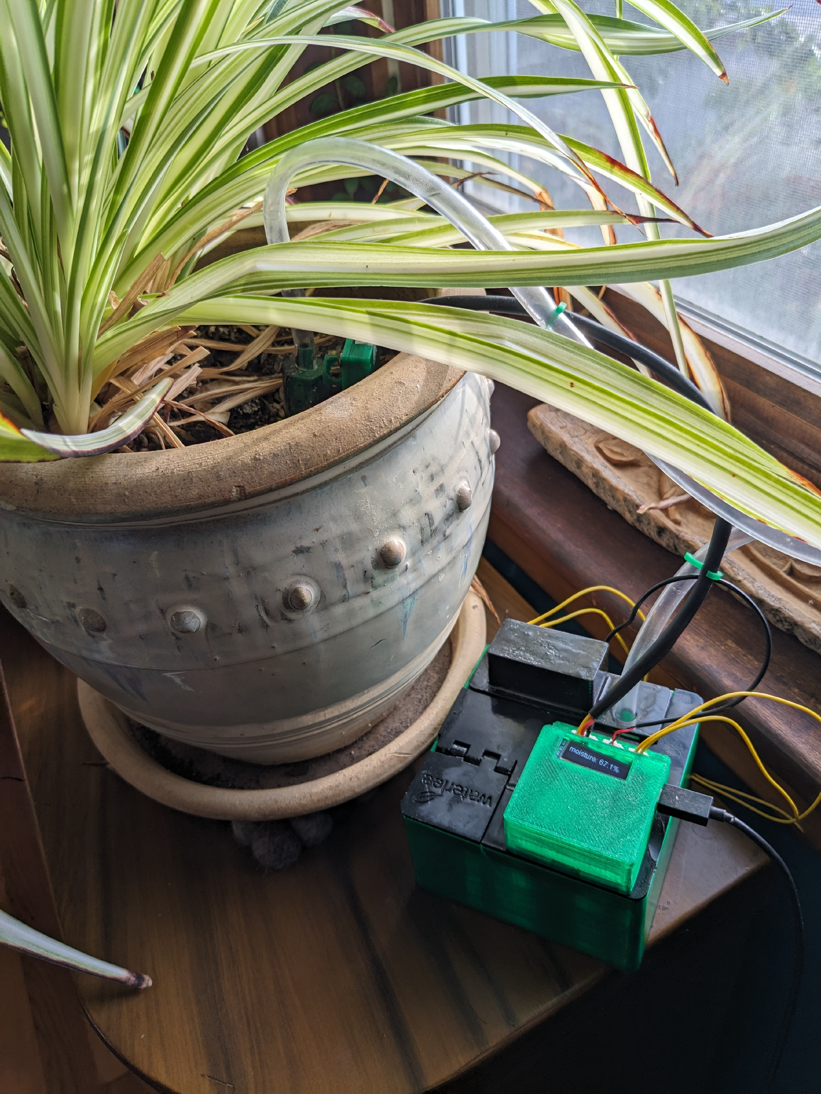 Plant133 device with water reservoir and electronics box